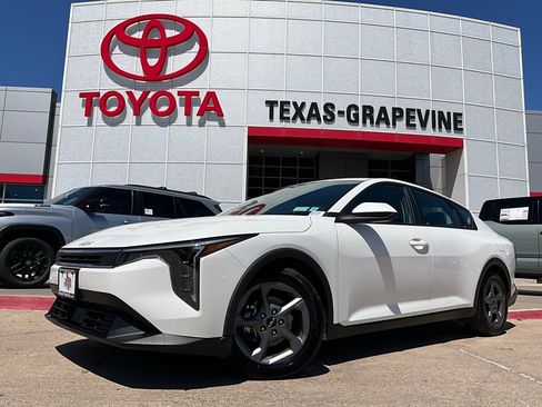 Used 2025 Kia K4 LXS image 2