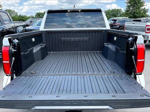 Used 2025 Toyota Tacoma SR5 AWD/4WD image 9