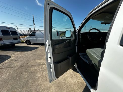 Used 2006 Chevrolet Express 3500 Passenger w/ LT Preferred Equipment Group image 17