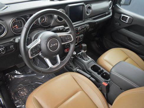 Used 2023 Jeep Gladiator Rubicon w/ Cold Weather Group image 12