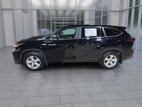 Used 2024 Toyota Highlander LE AWD/4WD image 5