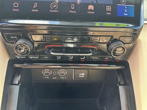 Used 2024 Jeep Grand Cherokee Limited image 19