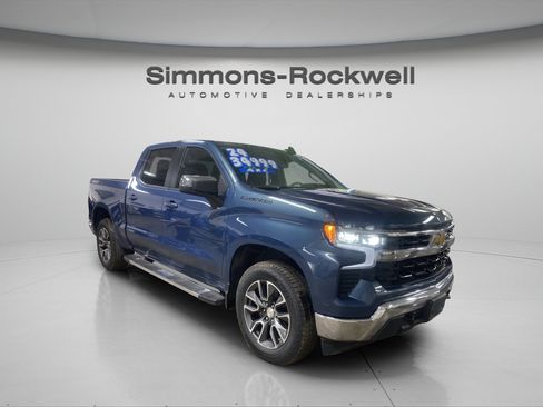 Used 2024 Chevrolet Silverado 1500 LT AWD/4WD image 3