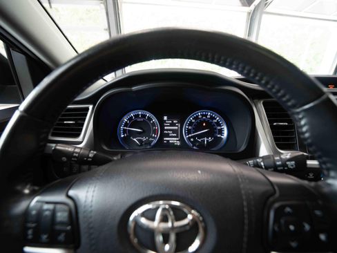 Used 2019 Toyota Highlander XLE AWD/4WD image 15