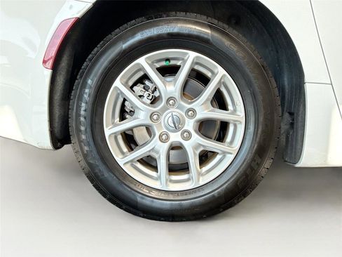 Used 2023 Chrysler Pacifica Touring-L FWD image 42