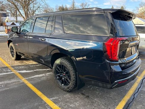 Used 2022 GMC Yukon XL AT4 image 2