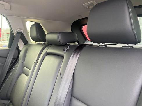 Used 2025 Nissan Rogue SL image 9