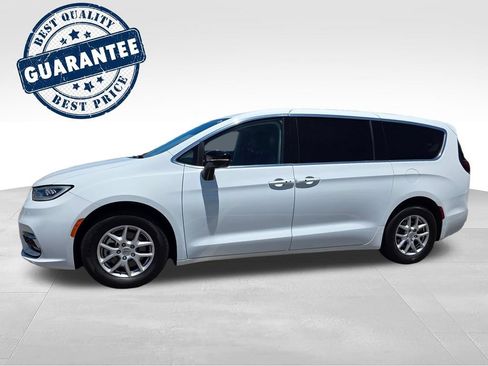 Used 2024 Chrysler Pacifica Touring-L FWD image 3