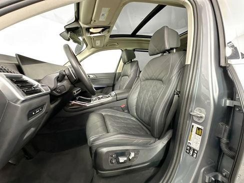 Used 2025 BMW X7 xDrive40i w/ Premium Package image 4