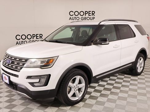 Used 2017 Ford Explorer XLT image 9