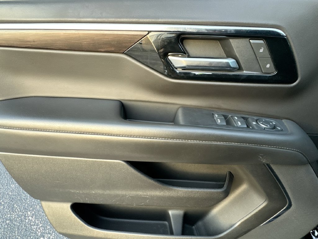 Used 2025 Chevrolet Suburban LS RWD image 15