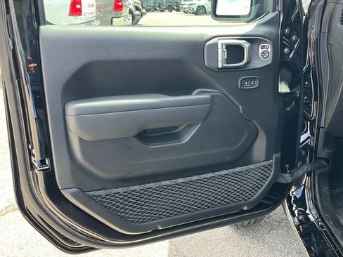 New 2025 Jeep Gladiator Sport AWD/4WD image 9