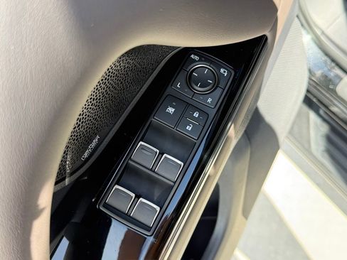 Used 2024 Lexus LX 600 4WD w/ Luxury Package image 17