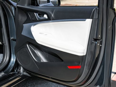 Used 2023 Genesis G70 2.0T image 46