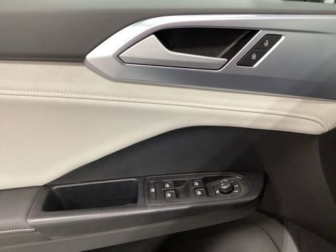 Certified 2025 Volkswagen Taos SE image 23