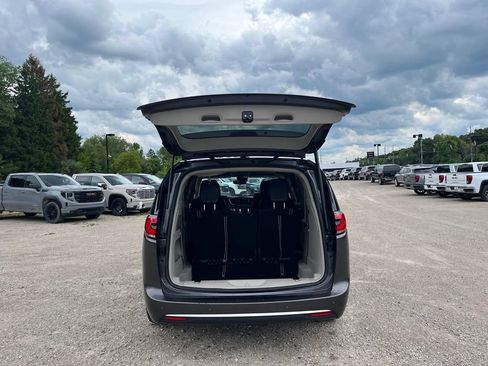 Used 2023 Chrysler Pacifica Touring-L FWD image 9
