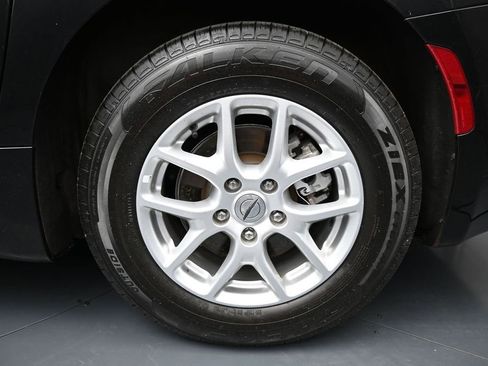Used 2023 Chrysler Pacifica Touring-L FWD image 10