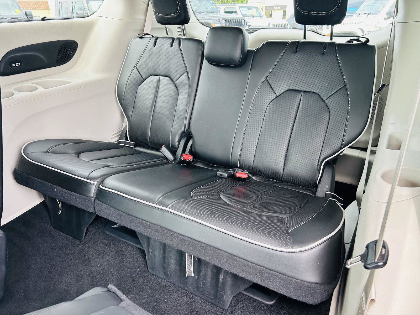 Used 2023 Chrysler Pacifica Limited FWD image 31