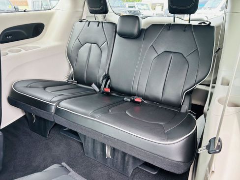 Used 2023 Chrysler Pacifica Limited FWD image 31