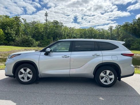Used 2023 Toyota Highlander LE FWD image 2