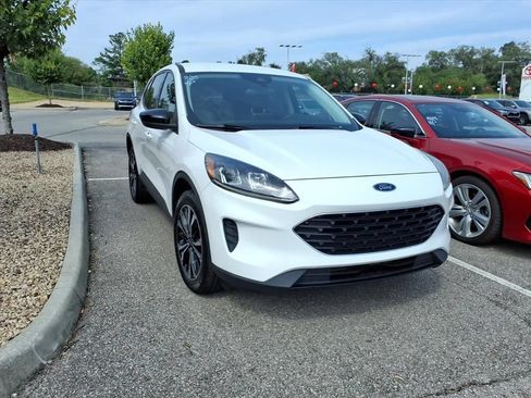Used 2022 Ford Escape SE w/ SE Sport Appearance Package AWD/4WD image 3