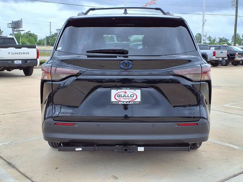 Certified 2025 Toyota Sienna XLE Woodland Edition image 7