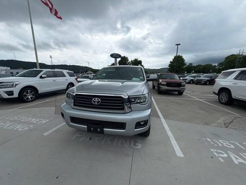 Used 2022 Toyota Sequoia SR5 AWD/4WD image 5
