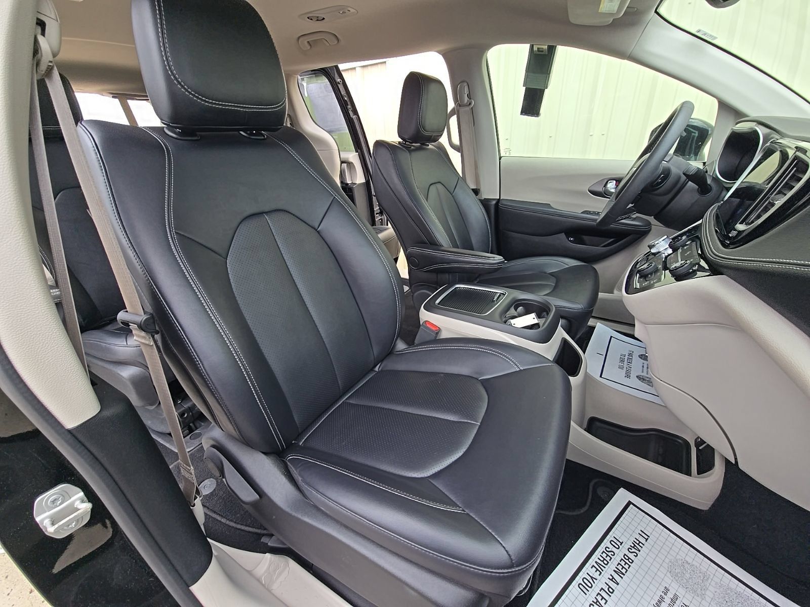 Used 2024 Chrysler Pacifica Limited FWD image 11