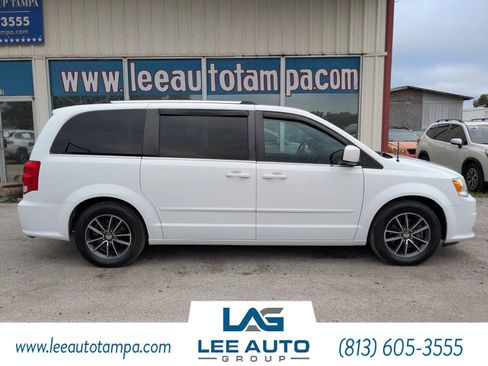 Used 2017 Dodge Grand Caravan SXT image 3