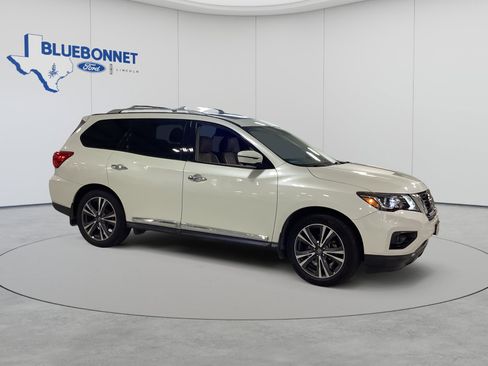 Used 2017 Nissan Pathfinder Platinum FWD image 2