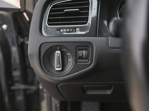 Used 2019 Volkswagen e-Golf SE w/ Driver Assistance Package image 19