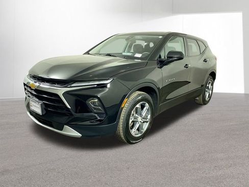 Used 2023 Chevrolet Blazer LT image 2