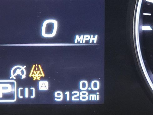 Used 2025 Subaru Crosstrek 2.0i Premium image 2