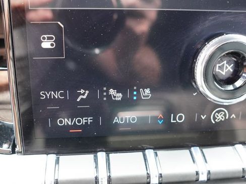 Used 2025 GMC Yukon XL Denali AWD/4WD image 33