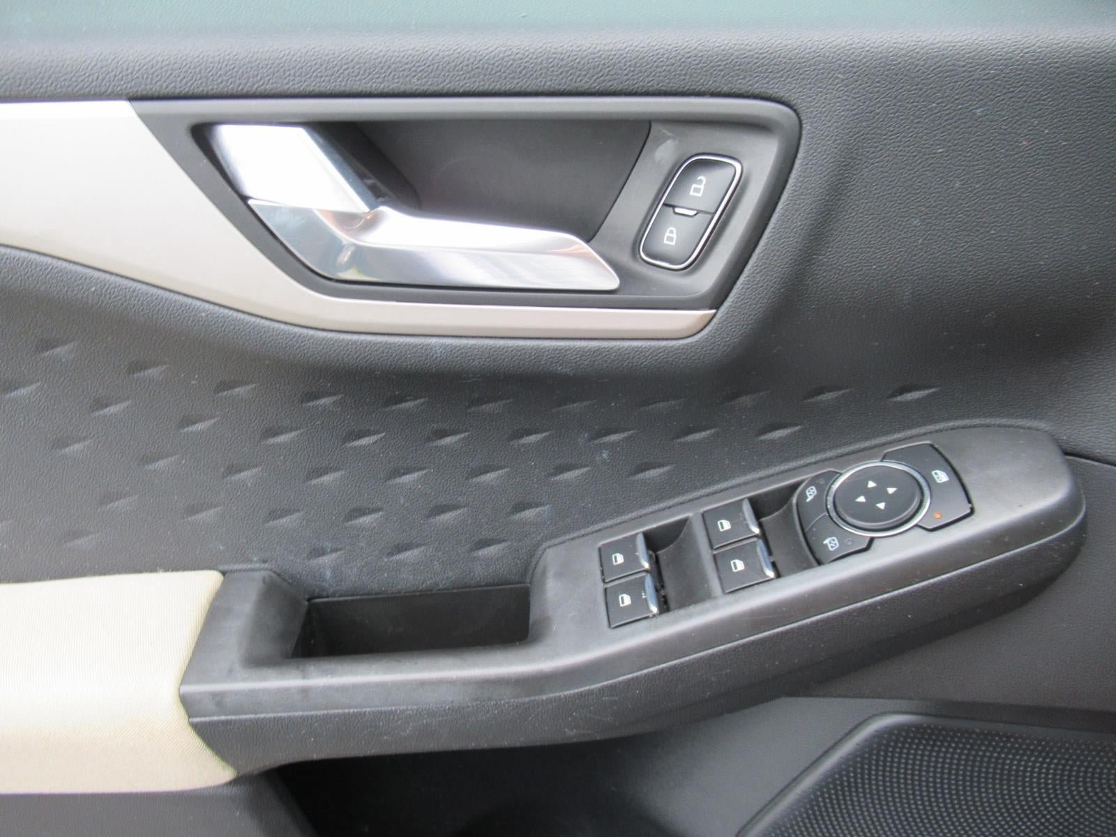 Used 2020 Ford Escape SE FWD image 21
