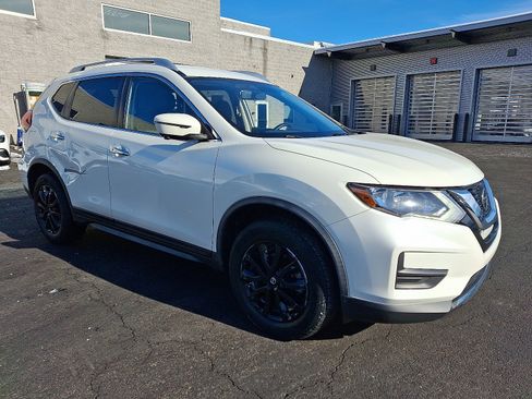 Used 2018 Nissan Rogue SV w/ Premium Package image 3