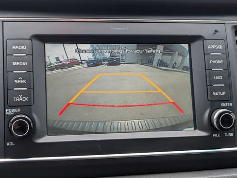 Used 2017 Kia Sedona LX w/ LX Essentials Premium Package FWD image 18
