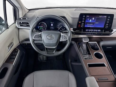 Used 2024 Toyota Sienna XLE image 24
