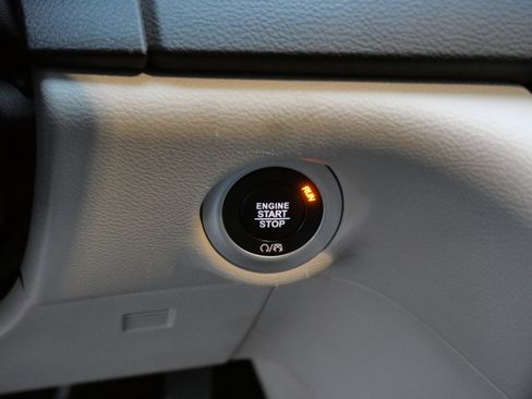 Used 2024 Chrysler Pacifica Touring-L image 29