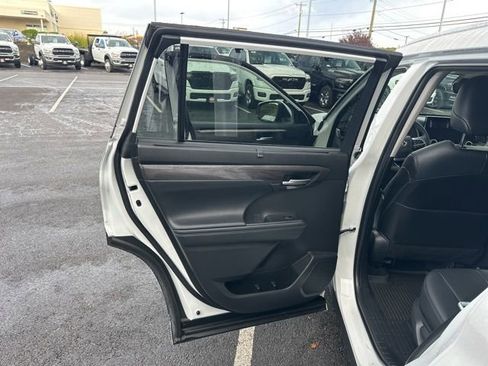 Used 2023 Toyota Highlander Limited image 57