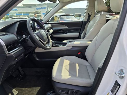 Used 2024 Toyota Grand Highlander AWD image 3