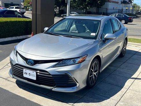Used 2022 Toyota Camry XLE w/ Navigation Upgrade Package FWD image 3