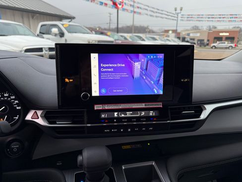 Used 2025 Toyota Sienna LE w/ LE Plus Package image 10