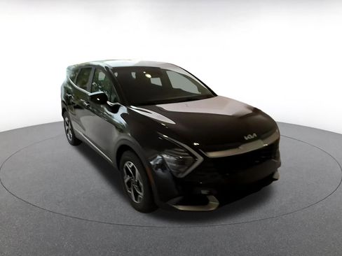 Used 2025 Kia Sportage LX image 3