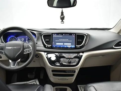 Used 2024 Chrysler Pacifica Touring-L FWD image 19