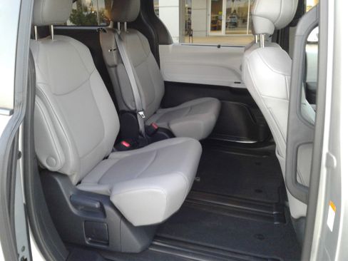 Used 2025 Toyota Sienna XLE image 11