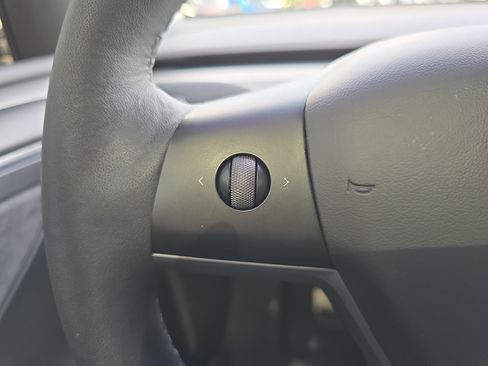 Used 2024 Tesla Model Y 2WD image 17