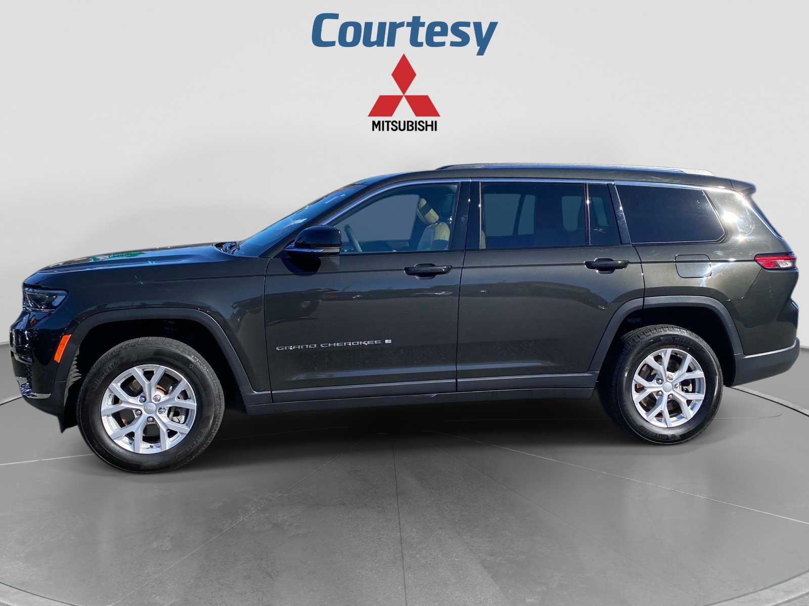 Used 2023 Jeep Grand Cherokee L Limited AWD/4WD image 2