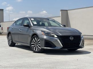 Used 2025 Nissan Altima 2.5 SV image 1