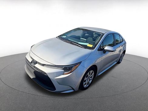 Used 2023 Toyota Corolla LE image 3